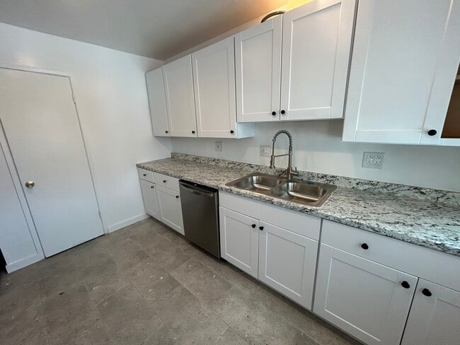 Building Photo - 299 Robinhood Ln