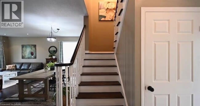 Photo du bâtiment - 501 Topper Woods Crescent