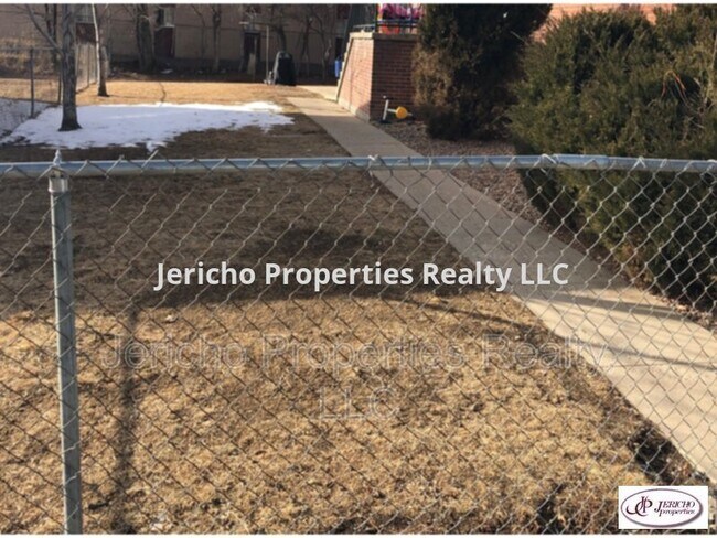 Building Photo - 2567 Jellison St