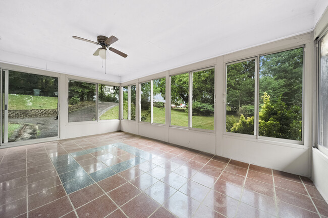 Sunroom at entry has view of the lake - 162 Osborne St