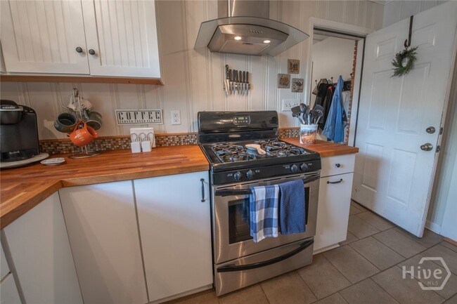 Building Photo - 180 Sherwood Dr