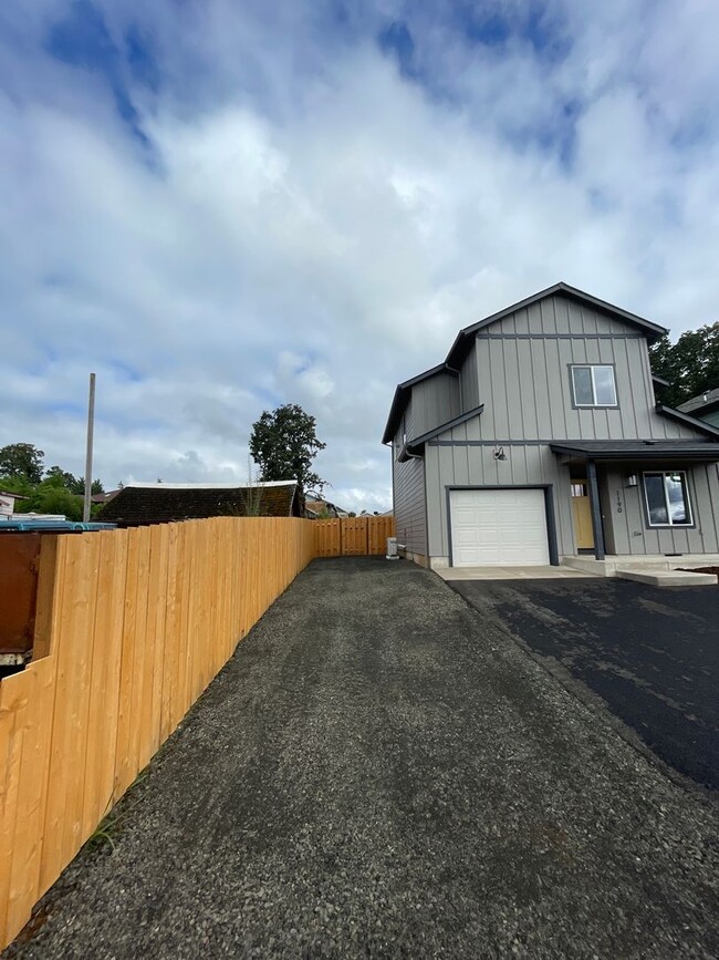 Building Photo - BEAUTIFUL NEW CONSTRUCTION!