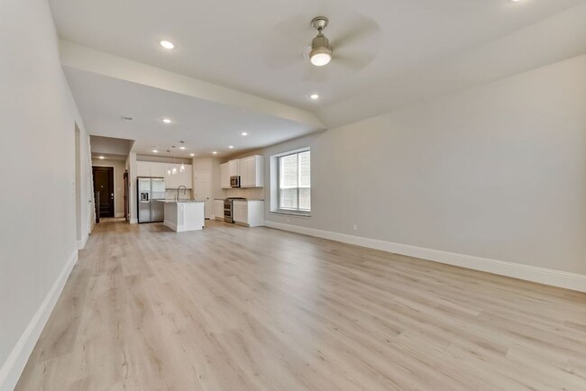 Building Photo - Recently Renovated 4-bed 3-bath 2-living a...