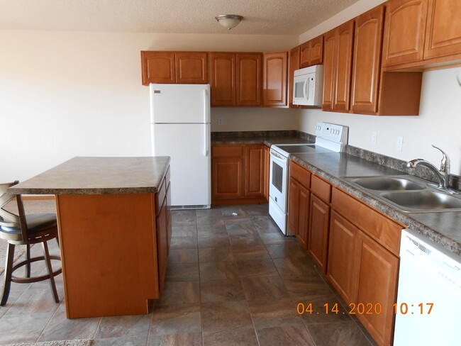 Building Photo - 1402 20th Ave W