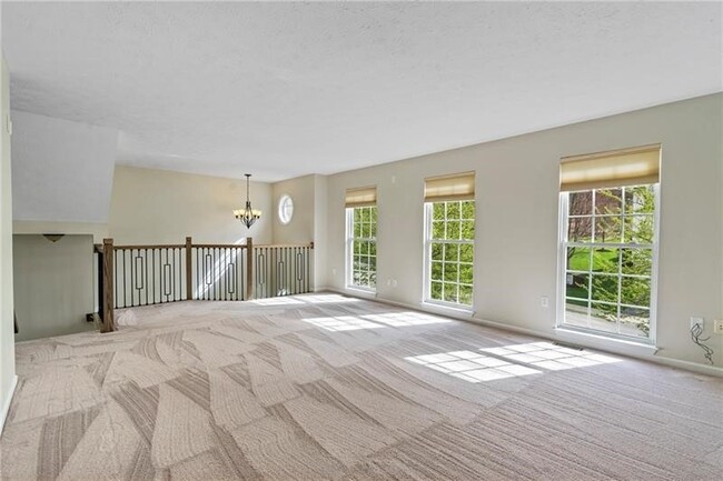 Foto del edificio - 653 E Village Green Blvd