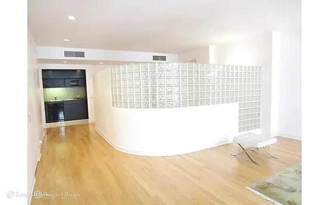 Foto del edificio - 56 Pine St