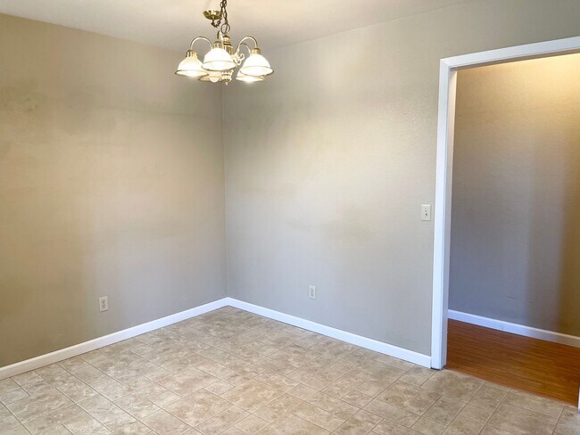 Foto del edificio - Centrally Located 3 Bedroom Duplex in Wind...