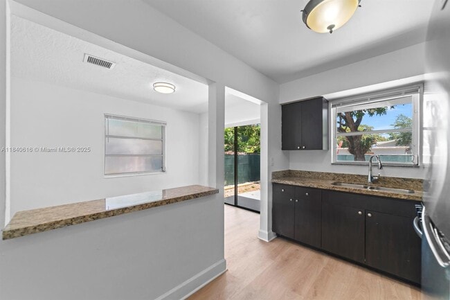 Foto del edificio - 2457 NE 183rd St