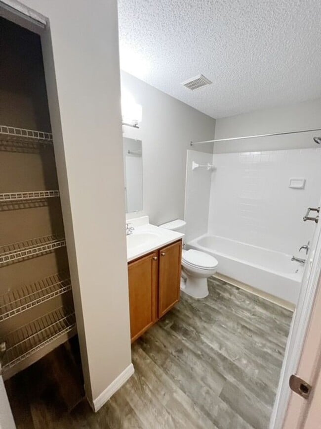 Foto del edificio - Corner Unit - 2nd Floor- 1 Bedroom 1 Bath for Lease in Brandon, FL