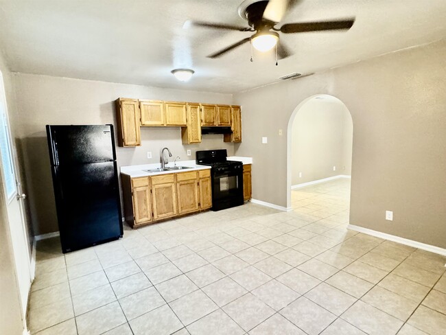 Building Photo - 1421 Reagan Dr