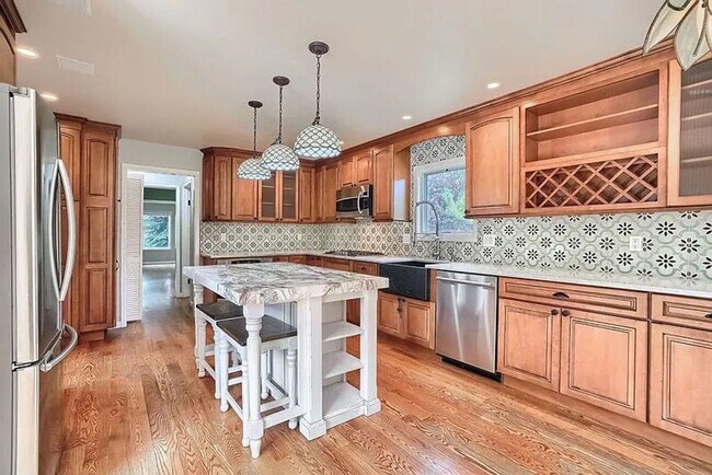 Building Photo - Amazing Lakewood 5 Bedroom 2.5 Bathroom Ho...