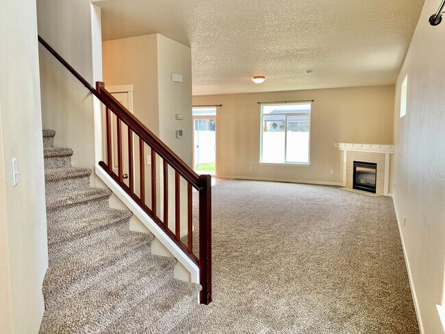 Foto del edificio - DON'T MISS THIS ONE...  - Quiet, 4 bedroom...