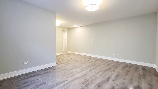 Building Photo - 454 W Barry Ave