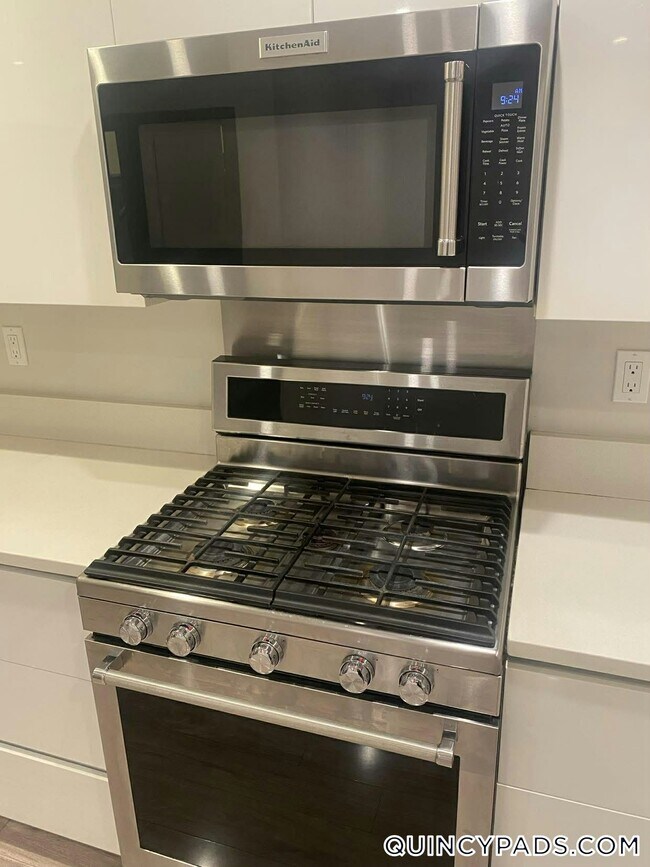 Foto del edificio - 145 Newbury Ave