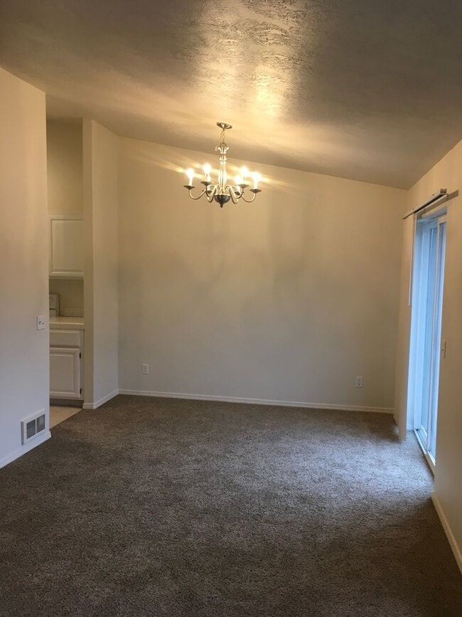 Building Photo - **1st Month FREE!!** Great SW Bend Home Close To The Old Mill!