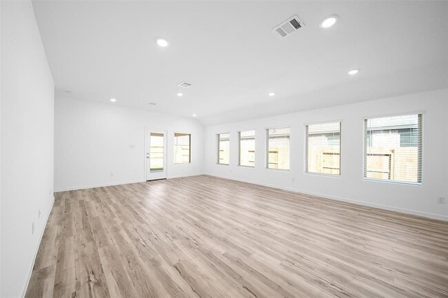 Foto del edificio - 3820 Moss Hl Rd