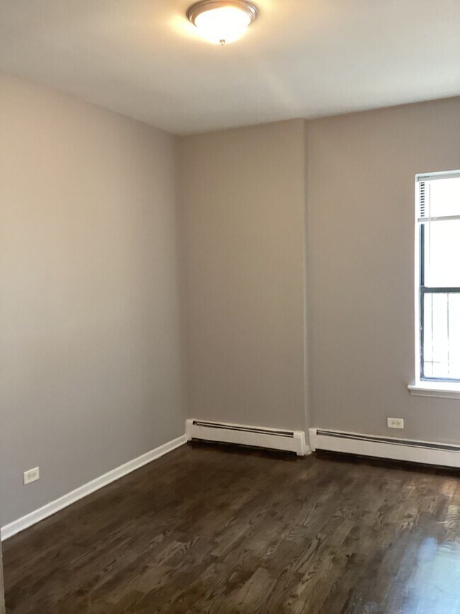 Building Photo - 370 E 60th St