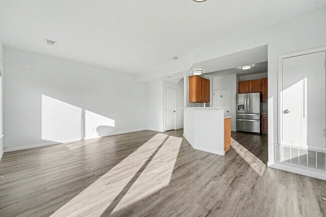 Foto del edificio - End Unit 3 Bedroom 2 Bath Townhome in Commerce City!