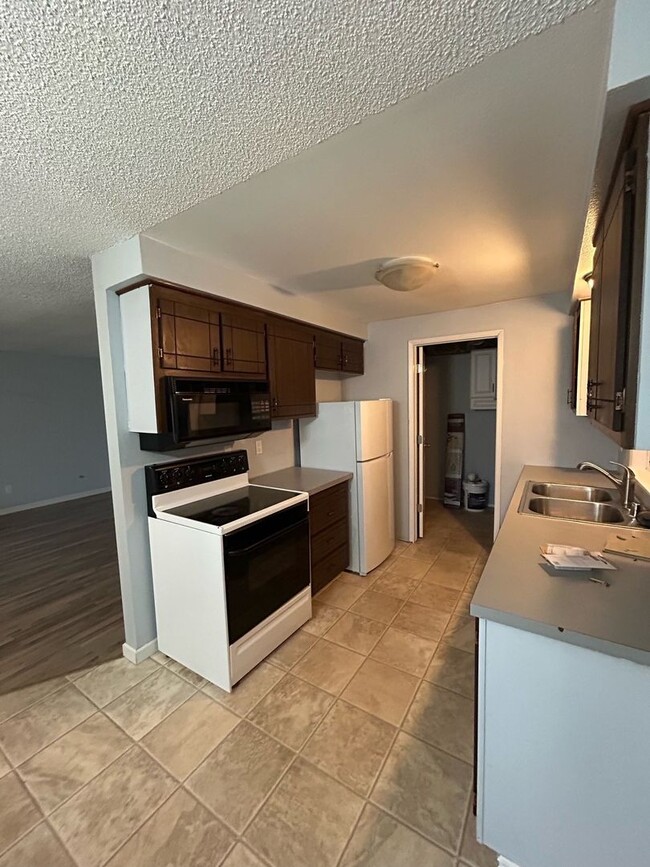 Building Photo - MOVE IN READY-Rambler House