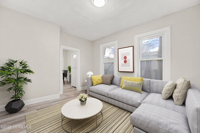 Building Photo - 81 Holmes St