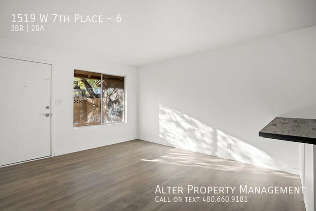 Building Photo - 3 Bedroom 2 Bath Tempe Home with private p...