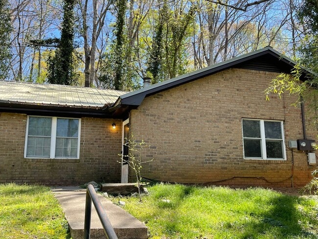 Building Photo - 2 bedroom/1 bath Westside Duplex!