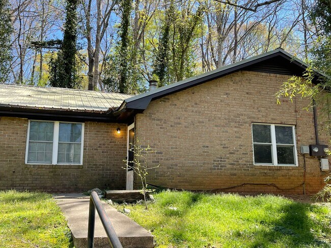 Foto del edificio - 2 bedroom/1 bath Westside Duplex!