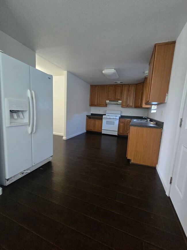 Building Photo - 2 Br 1 Ba available Now