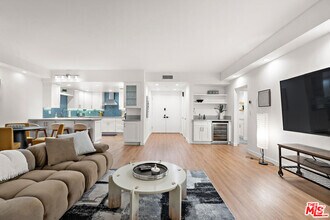 Building Photo - 321 S San Vicente Blvd