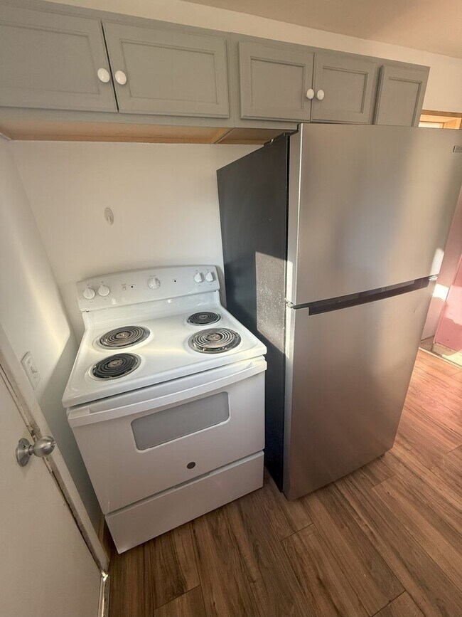 Foto del edificio - 2-bedroom, 1-bathroom newly renovated