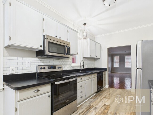 Foto del edificio - Beautiful 4 Bedroom, 1 Bath Home with Off-Street Parking!!