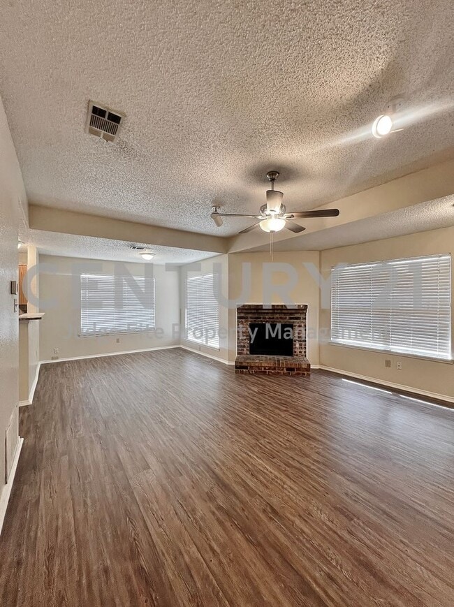 Building Photo - Charming 2/1 Duplex with Carport in Grand ...
