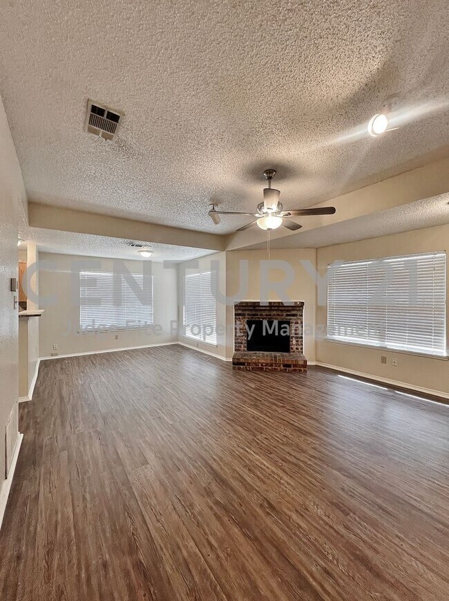 Foto del edificio - Charming 2/1 Duplex with Carport in Grand ...