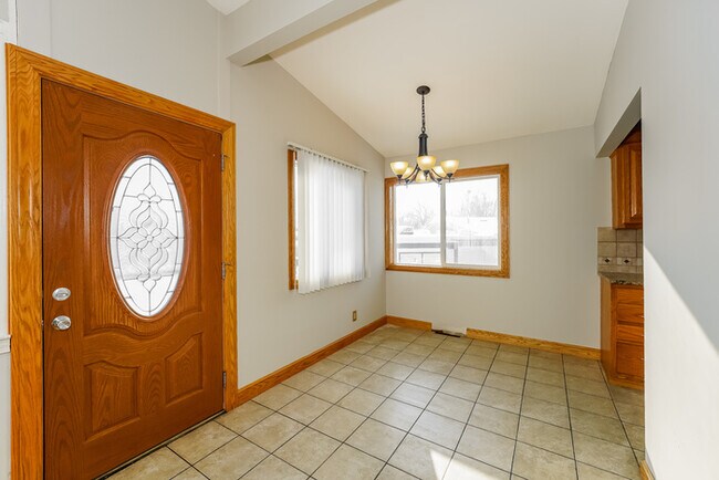 Foto del edificio - Four-Bedroom Home in Akron