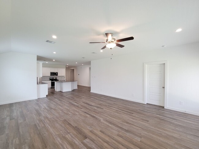 Foto del edificio - This stunning 4-bedroom, 2-bathroom Rosharon lease features modern upgrades, an open-concept layo...
