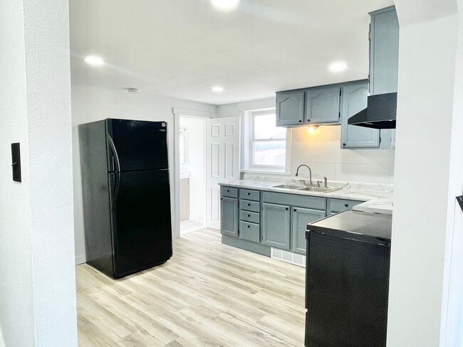 Building Photo - 210 Main St