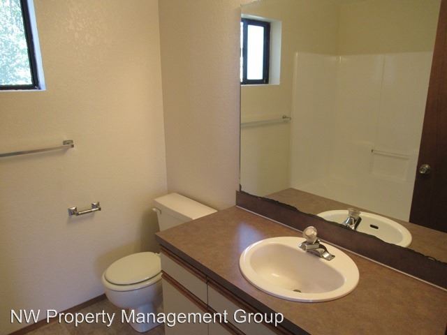 Building Photo - 10431 Holly Dr