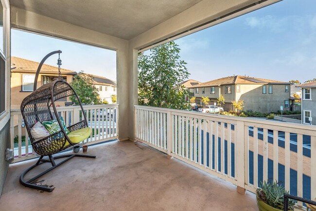 Building Photo - Los Carneros townhouse 2 Bed / 2 Bath – Ce...