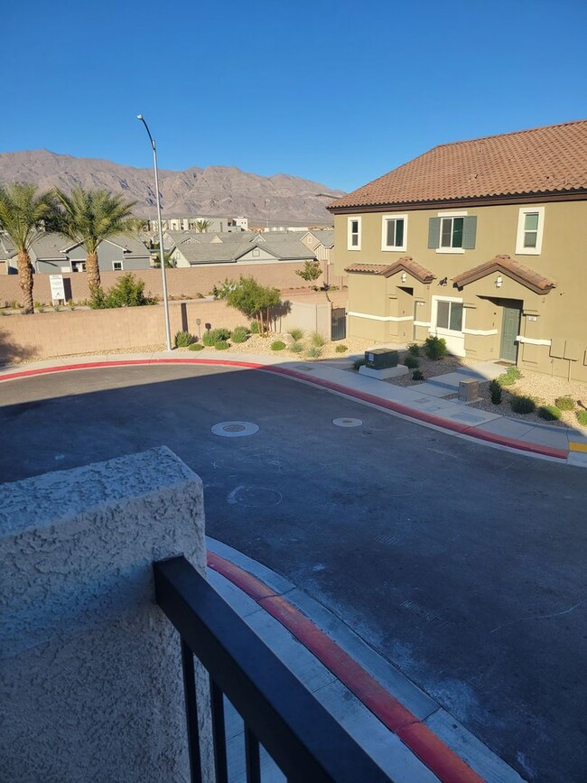 Building Photo - 2 Bed, 2 Bath Townhome in N. Las Vegas!