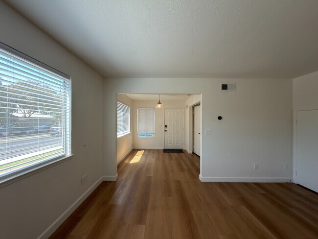 Building Photo - Prime Santa Clara Location | Bright 3BR/2.5BA End-Unit | 2 Primary Suites | Central Heat & AC