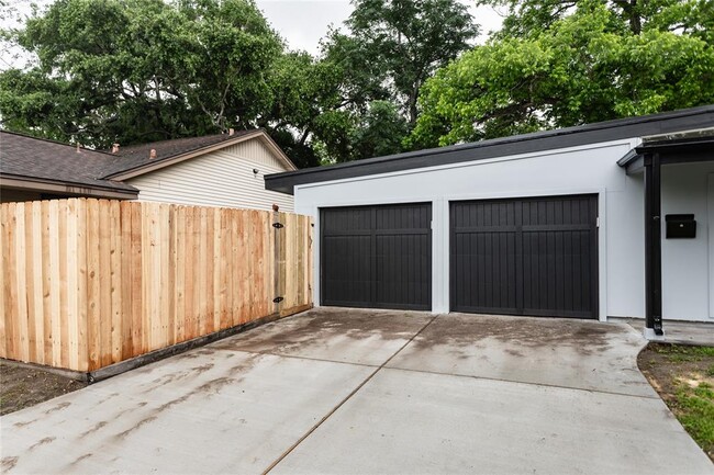 Building Photo - 10937 Greenwillow St