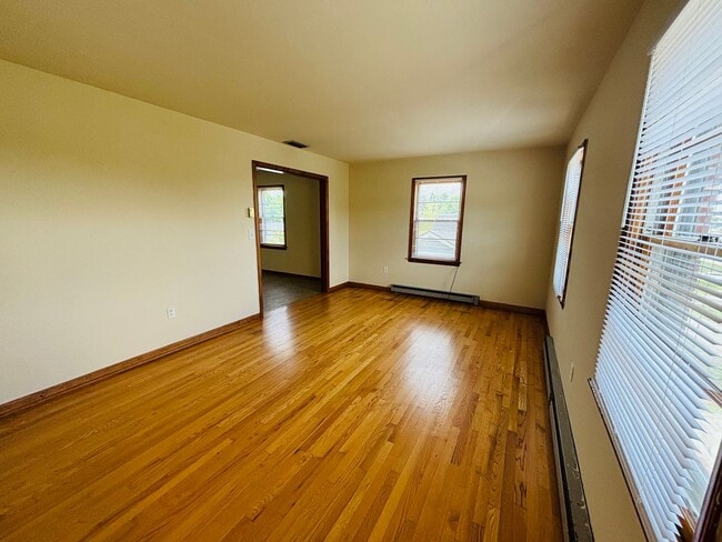 Building Photo - 2 Bedroom, 2 Bath Townhouse