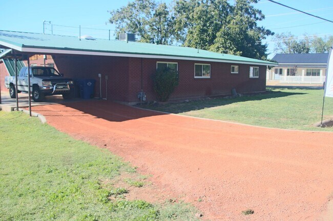 Foto del edificio - Updated Classic - Mid Century 4/2 2600 sf. All one level.