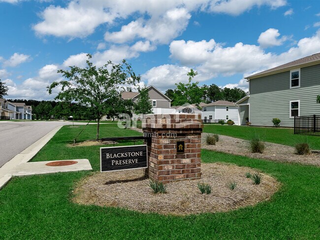 Building Photo - 622 W Lionel Rd