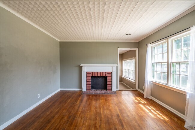 Foto del edificio - 2 Bed 1 Bath With Bonus Room in Tulsa