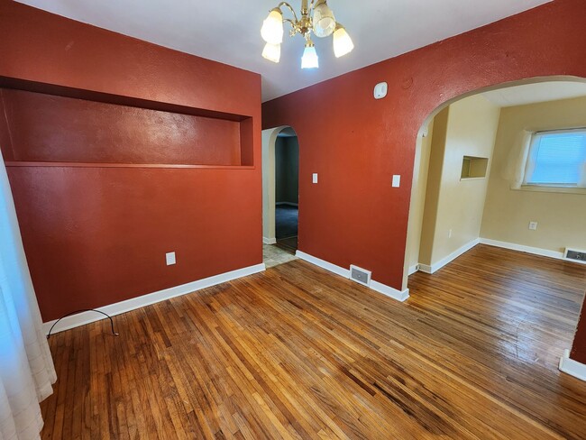 Building Photo - Two Bedroom Home in Normal
