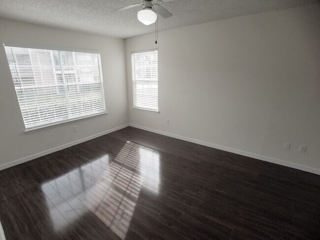 Building Photo - Beautiful 1/1 Wood Floor Condo With a Beau...