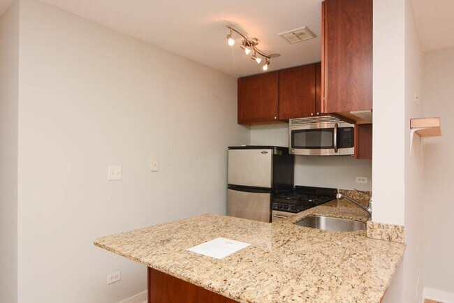 Building Photo - 628 W Wrightwood Ave