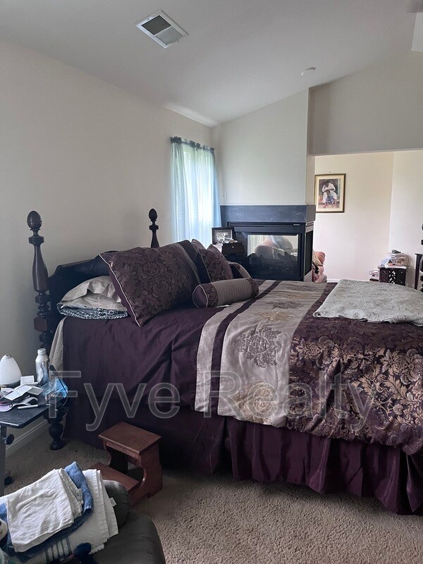 Building Photo - 10208 Rolling Green Way