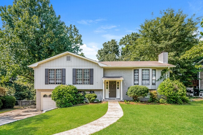 Building Photo - 611 Ashwood Ln